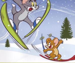 пазл Том и Джерри в снегу на лыжах